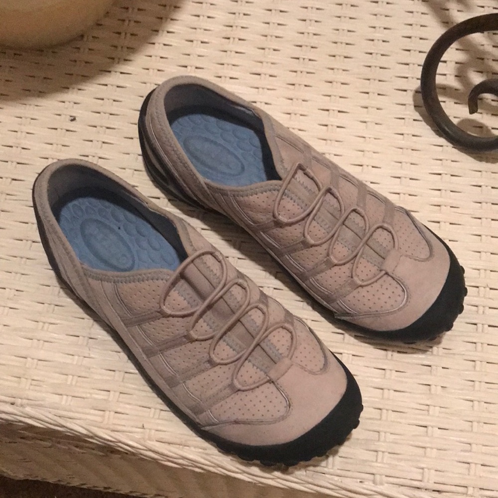 Women’s tennis shoes